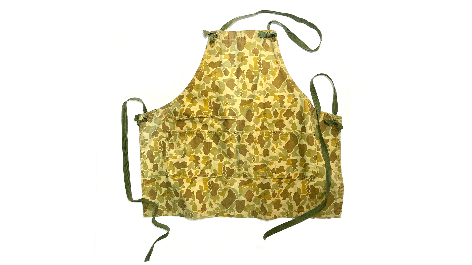 Water repellent duck hunter duck pattern apron